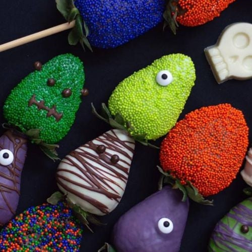 12 Halloween-themed chocolate-covered strawberries for delivery in Bogotá