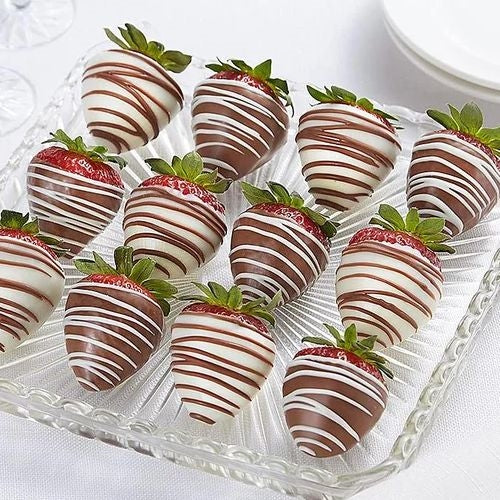 12 white and dark chocolate-dipped strawberries in a gift box, available for delivery in Medellín and Bogotá
