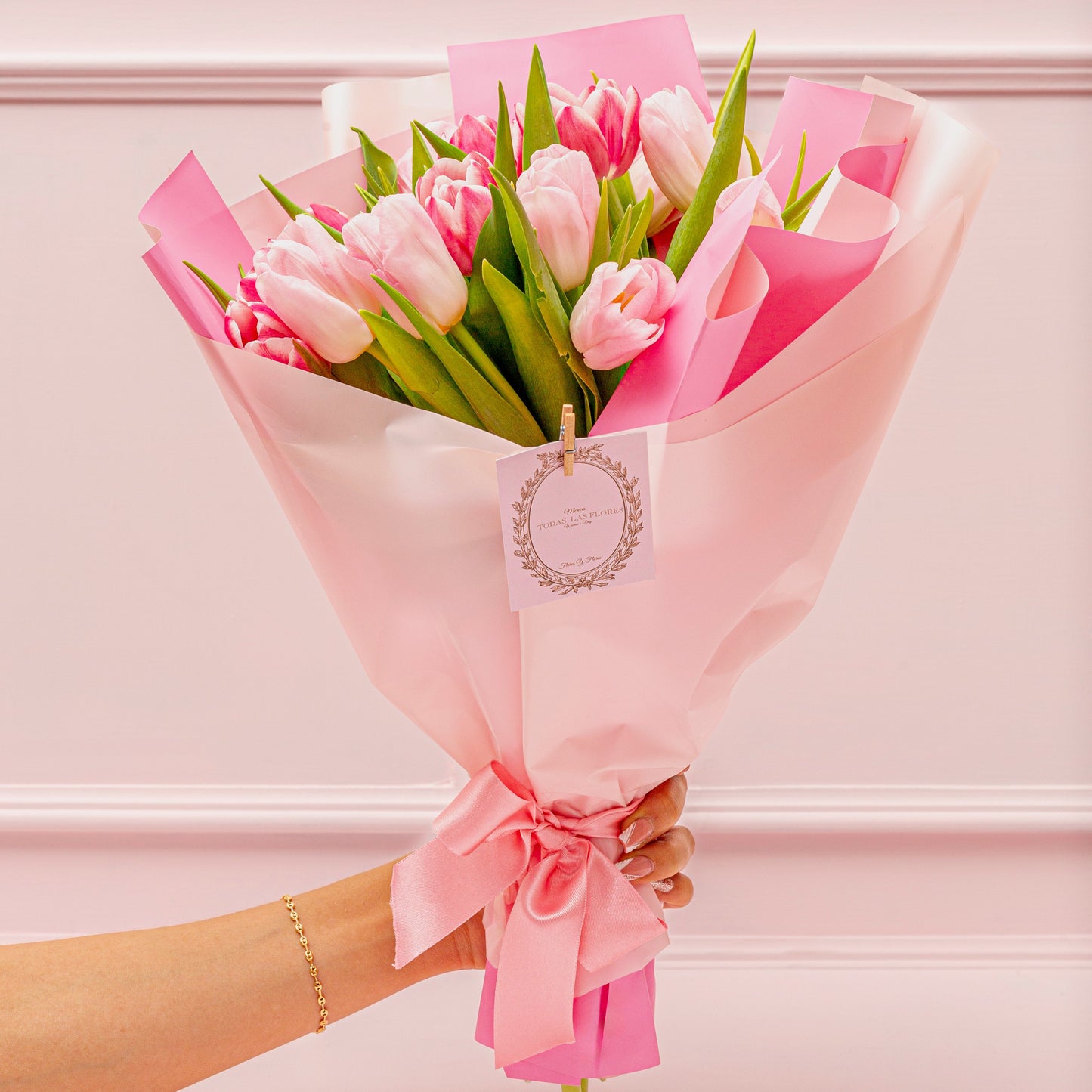 Elegant pink tulip bouquet wrapped in soft pink paper with a satin ribbon. A sophisticated and delicate Women's Day floral gift for delivery in Medellín.