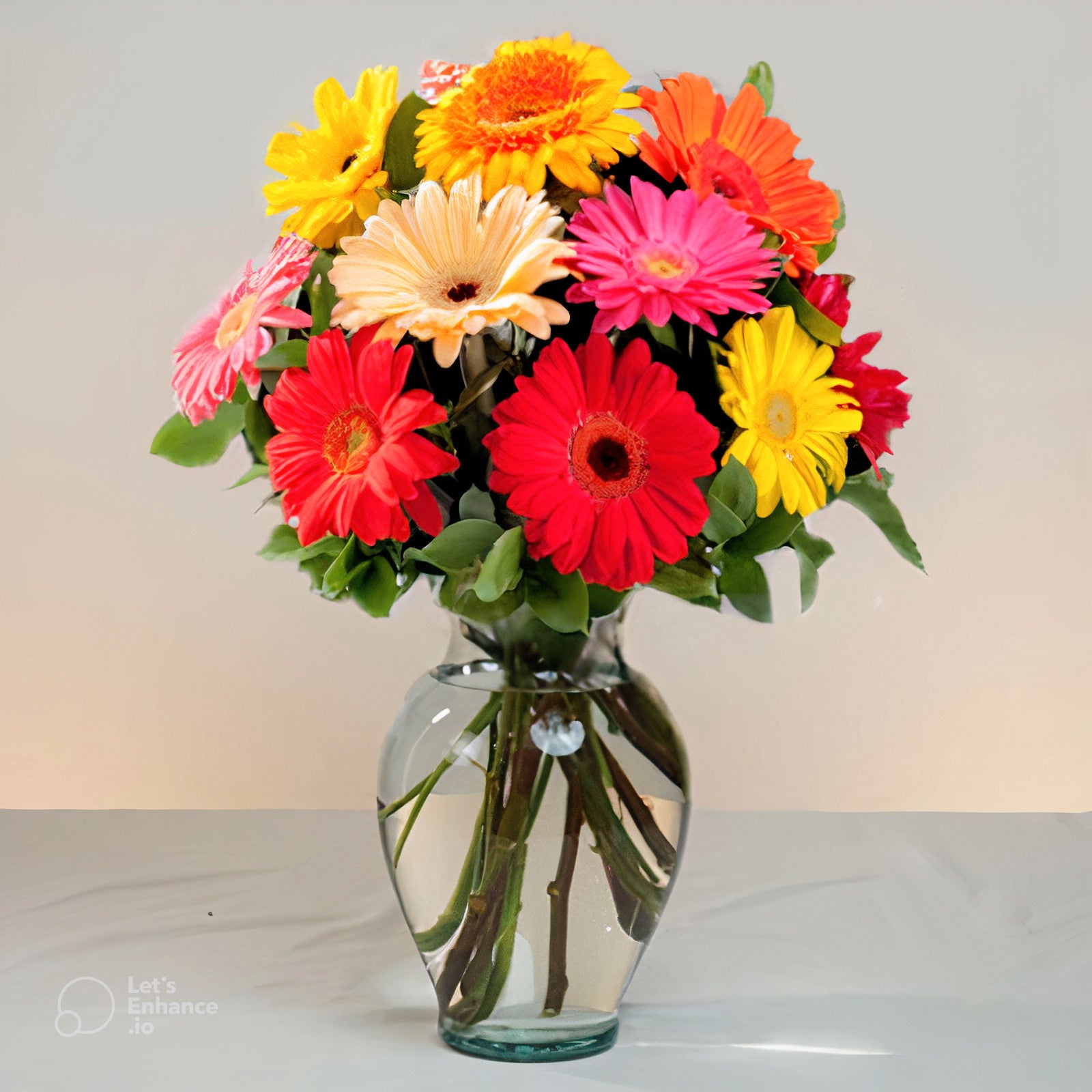 Arrangement of 12 mixed-color gerberas in a vase – Delivery to Bogotá, Medellín, Cali, Barranquilla, and Bucaramanga