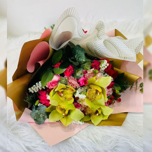 Luxury green orchid and mixed flower bouquet wrapped in premium decorative paper – Medellín flower delivery