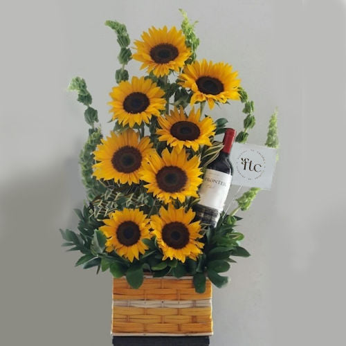 Elegant sunflower bouquet with a bottle of wine – perfect gift for men, available for delivery in Cali, Colombia.