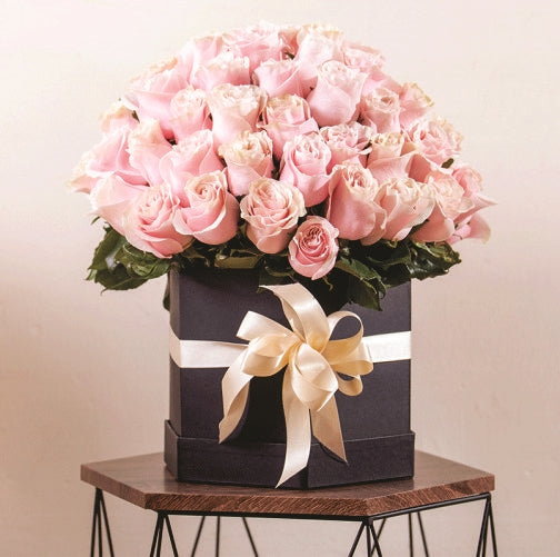 Luxury box of 100 pink roses available exclusively in Medellín